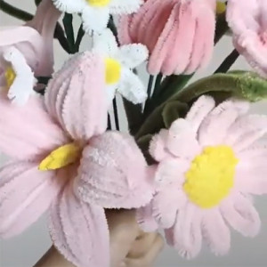 Anleitung: Basteln Sie Ihre eigenen Blumen mit den DIY Chenille Flower Kits
